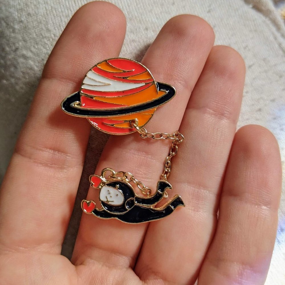 PIN Enamel Brooch E296 Kawaii Astronaut Red Planet Chain